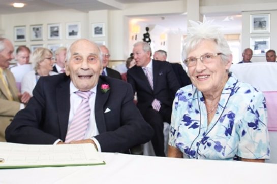 В Британии поженились 91-летняя невеста и 103-летний жених