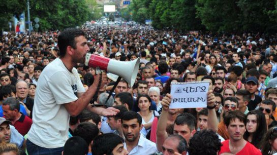 Протестующие в Ереване выдвинули три требования
