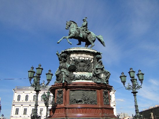 В Петербурге нанесли повреждения памятнику Николаю I