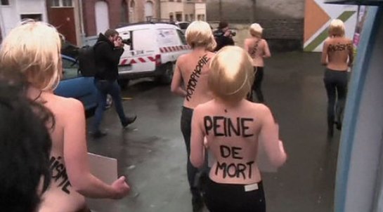Активистки из Femen отличились на мусульманской конференции, а потом и пострадали там