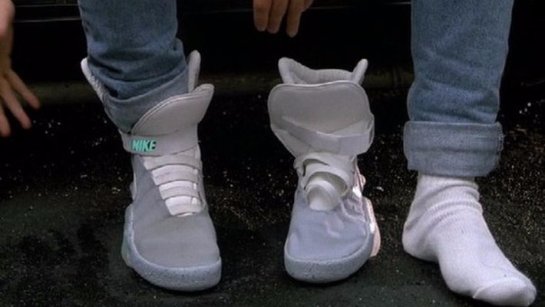 Джей Фокс стал обладателем первых самозашнуровывающихся кроссовок