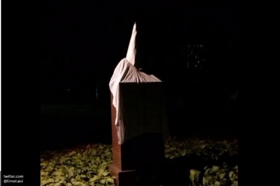 В Финляндии противники приема беженцев нарядили памятник в балахон ку-клукс-клана