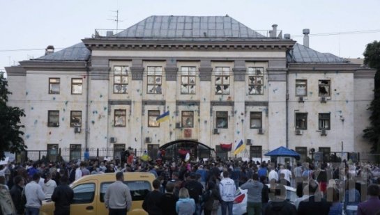Совершено нападение на посольство РФ в Киеве