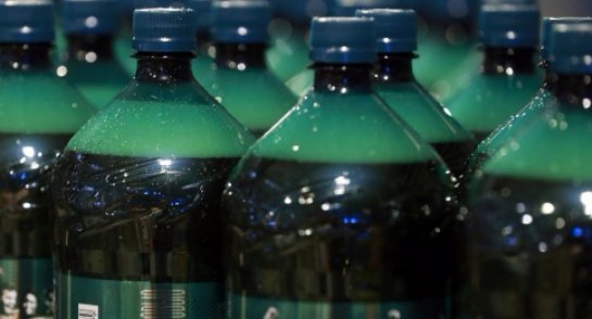 Алкоголь, разлитый в пластиковую тару, хотят запретить