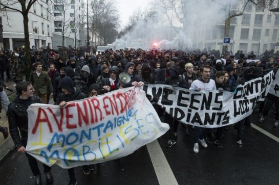 Во Франции приняли непопулярные поправки в Трудовой кодекс в обход решения парламента
