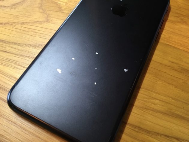 Пользователи чёрного iPhone 7 жалуются на отслаивание краски