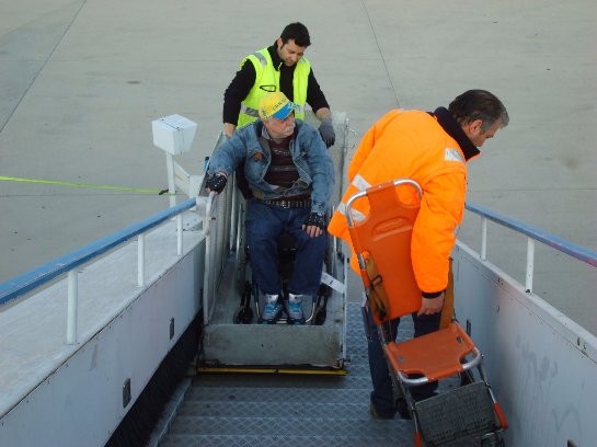 Во всех российских аэропортах могут появиться подъемники для инвалидов