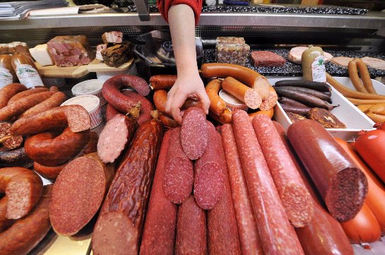 Российские производители мясных продуктов терпят убытки из-за политики ритейлеров