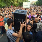 Продолжающим протестовать людям в Ереване отключили колонки